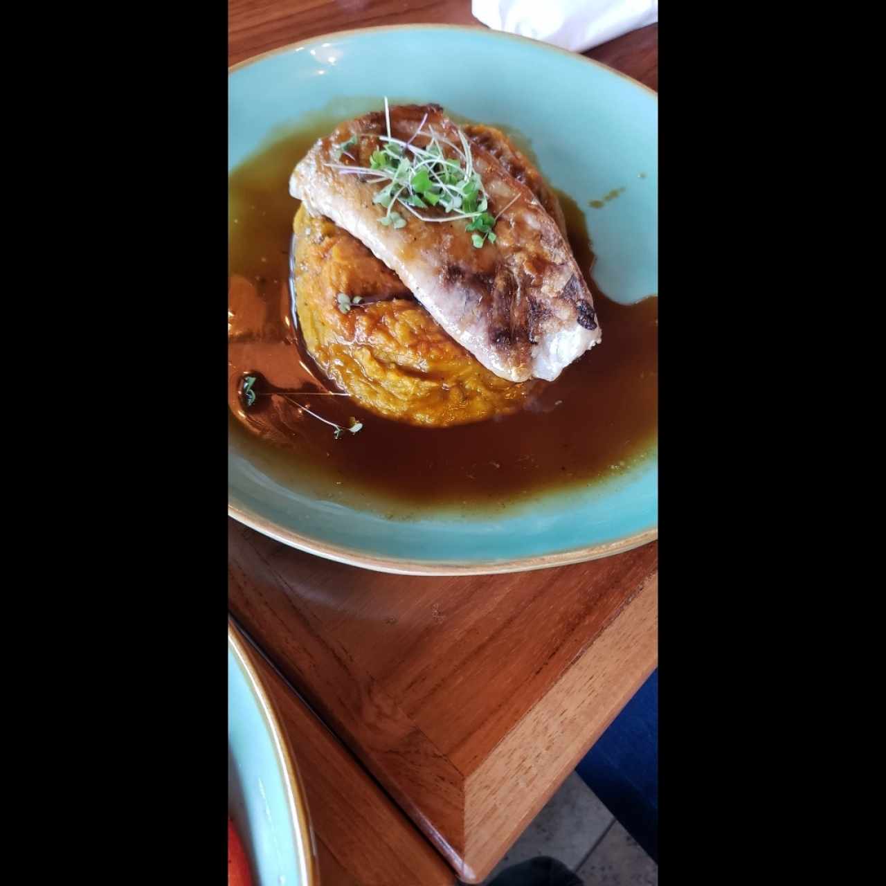 Róbalo en salsa de maracuya y puré de zapallo