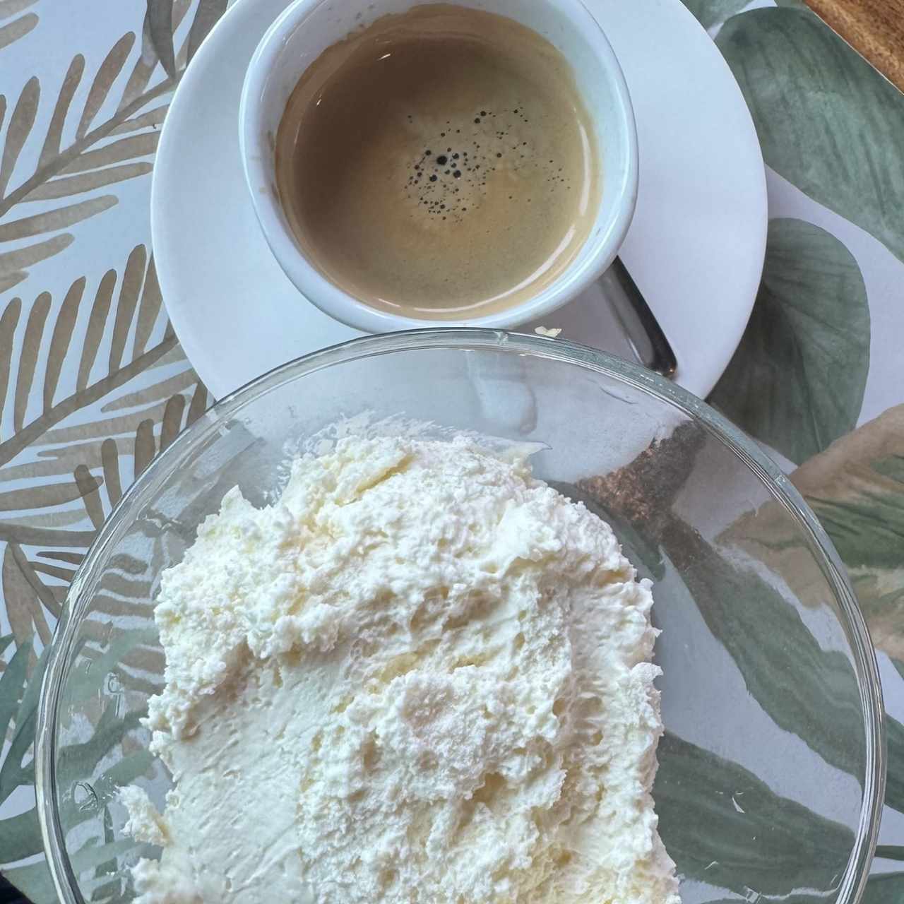 Postre de limon y café americano 