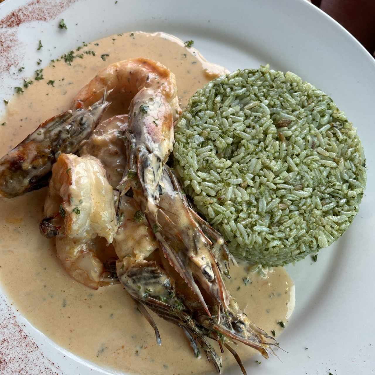 Langostinos al Coco y Sriracha con Arroz verde