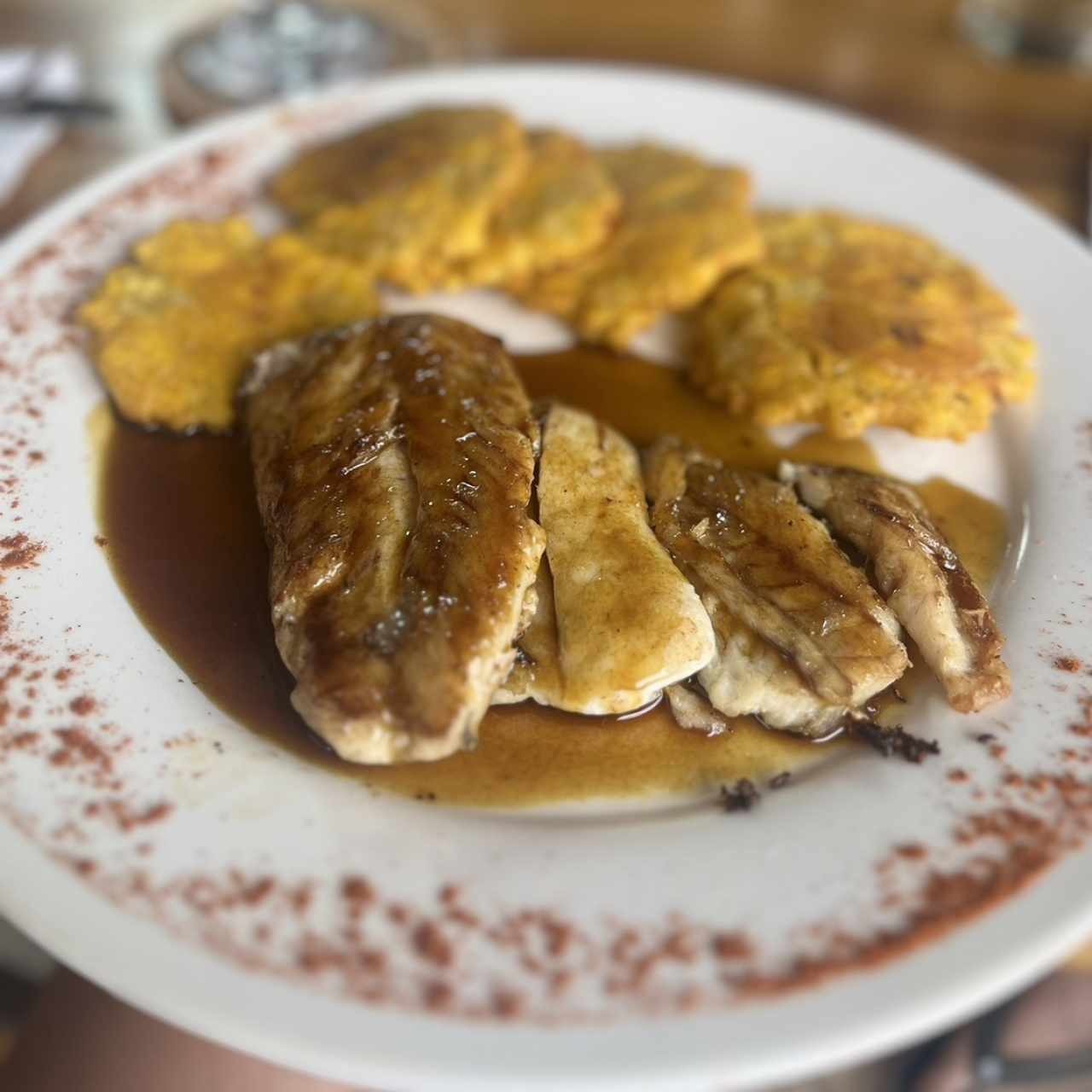 Filete de Róbalo en salsa de maracuyá y patacones