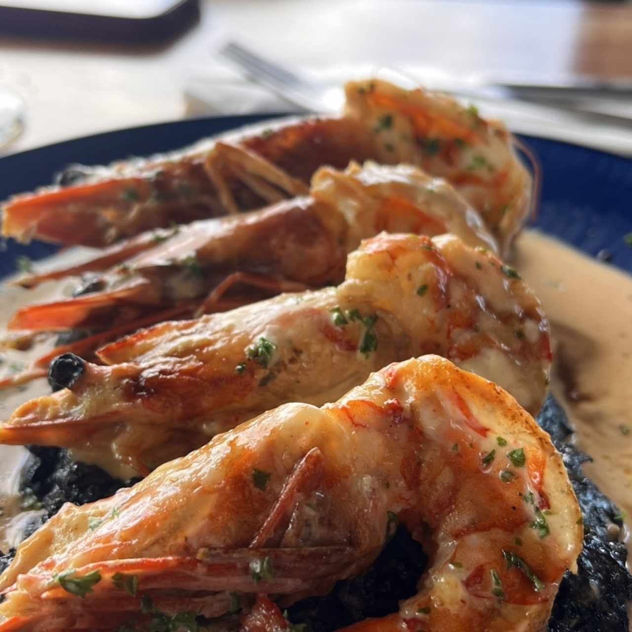 Langostinos al Coco y Sriracha con Arroz verde