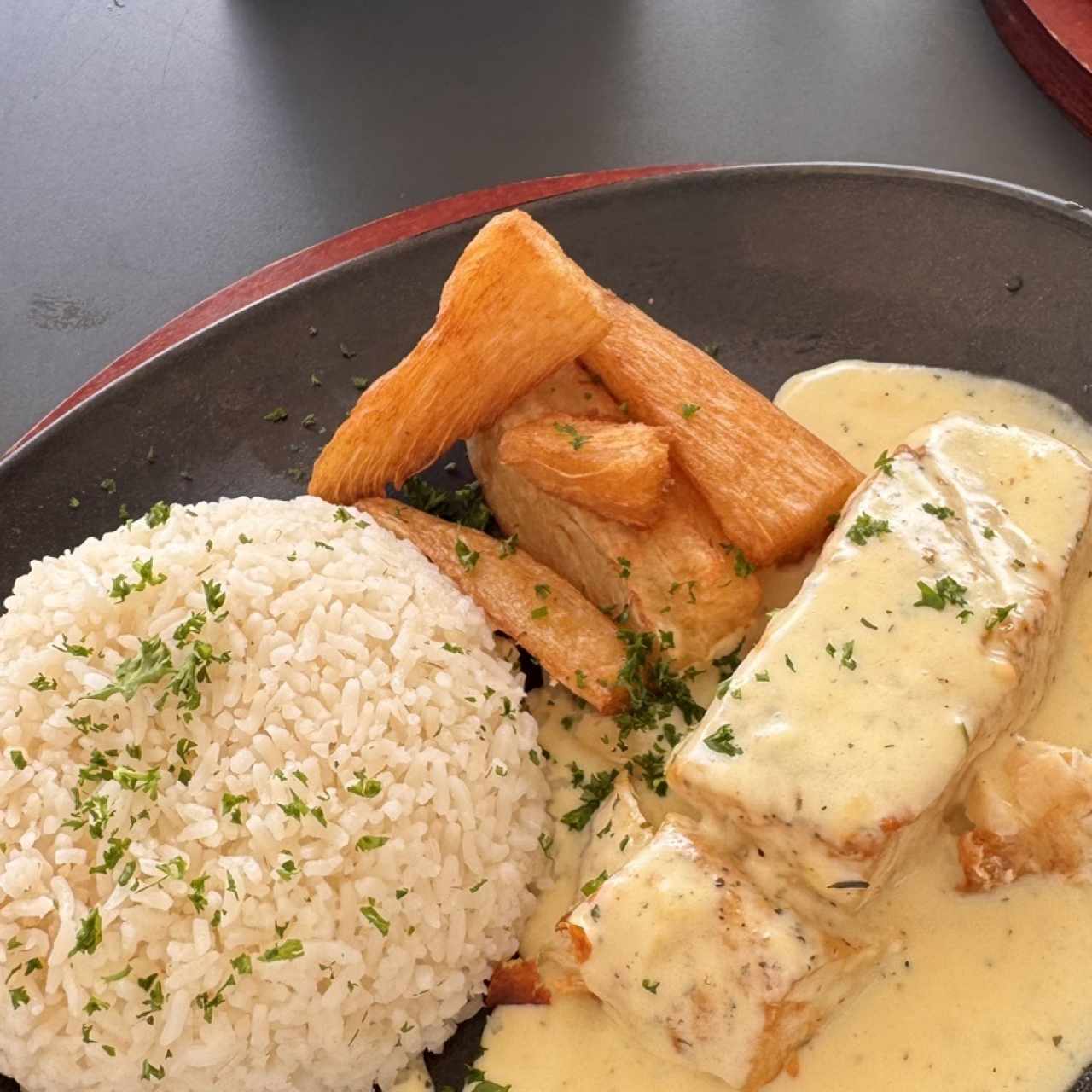 FILETE DE CORVINA AL AJILLO