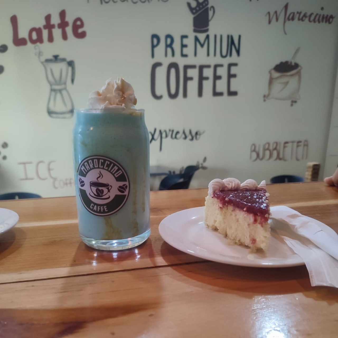 Frappe de Matcha y Cheesecke de la casa