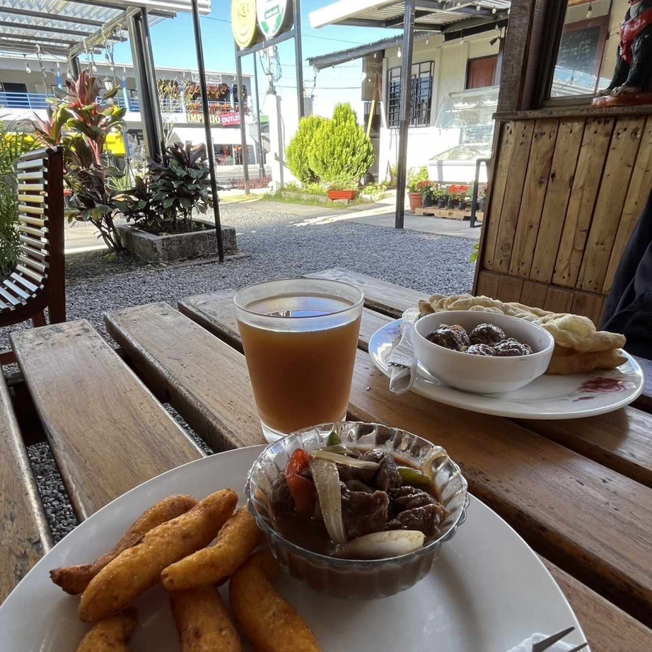 Almojabanos con bistec encebollado y bolitas de carne con hojaldre. Jugo de naranjilla.