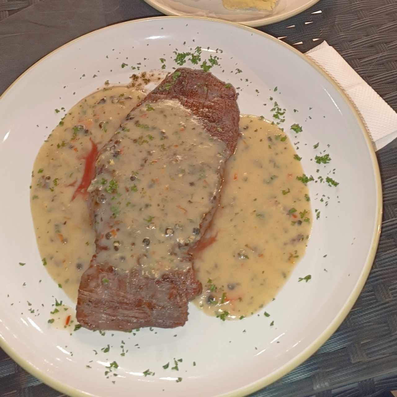 Filete de pallar con puré de papa y ensalada aparte 