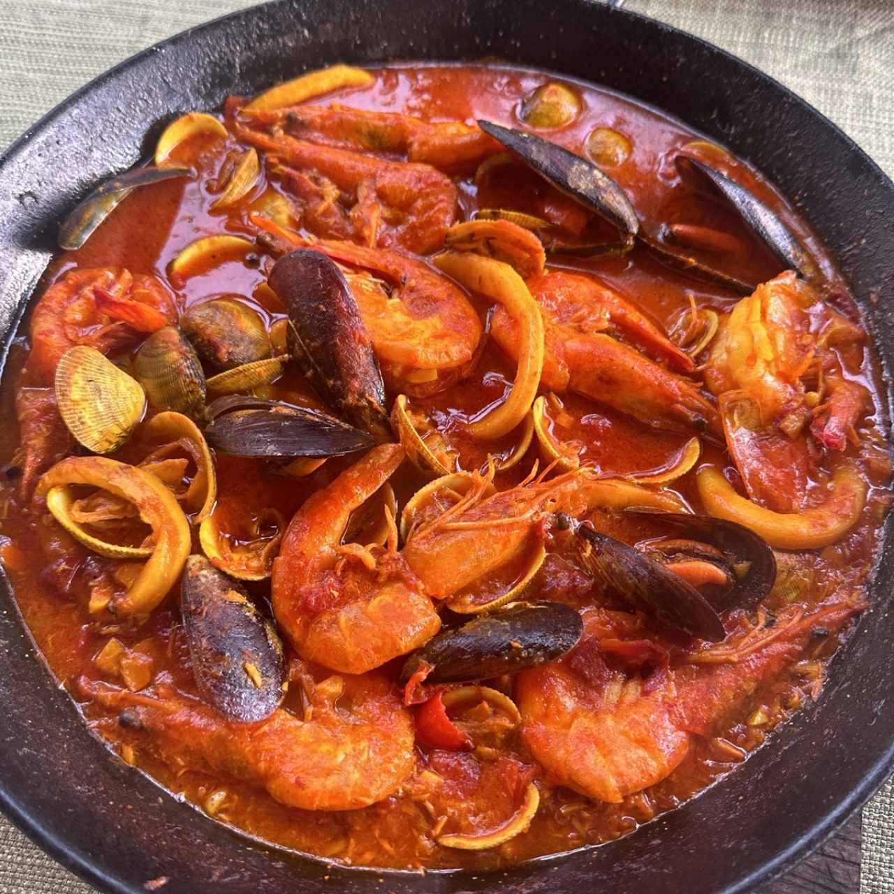 Caldereta de Mariscos con Langosta