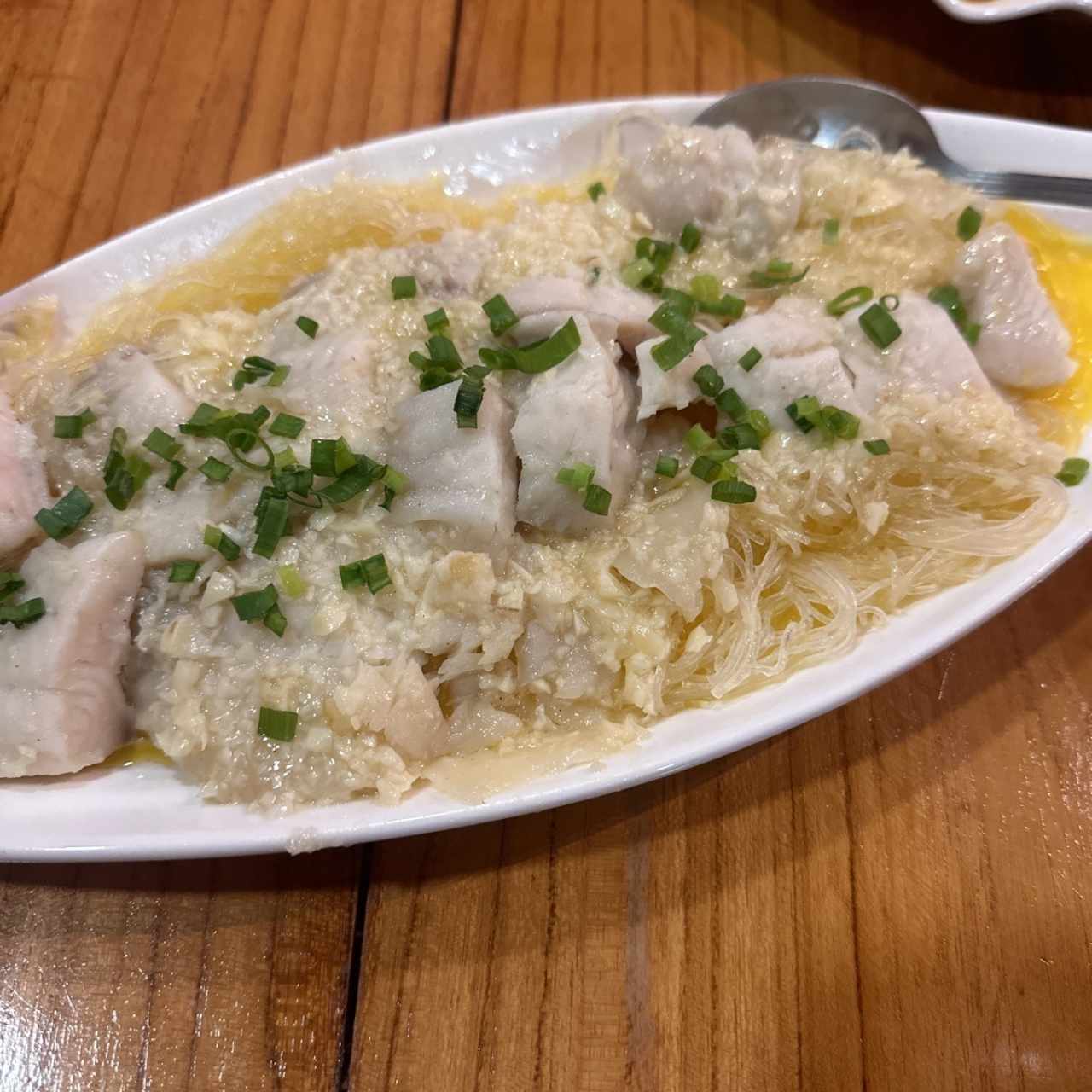 Filete de pescado al vapor con fideos 