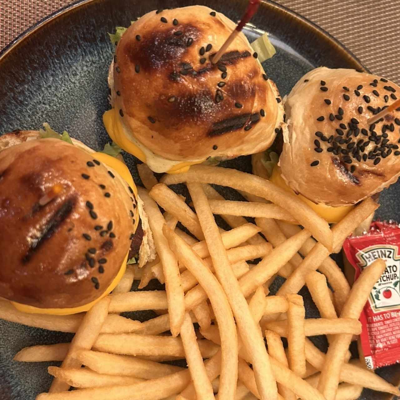 Mini hamburguesas con papas fritas