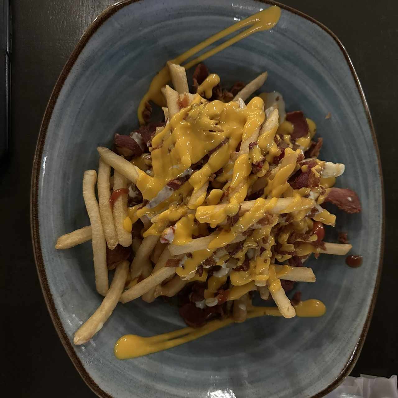 Papas belga con queso y bacon 