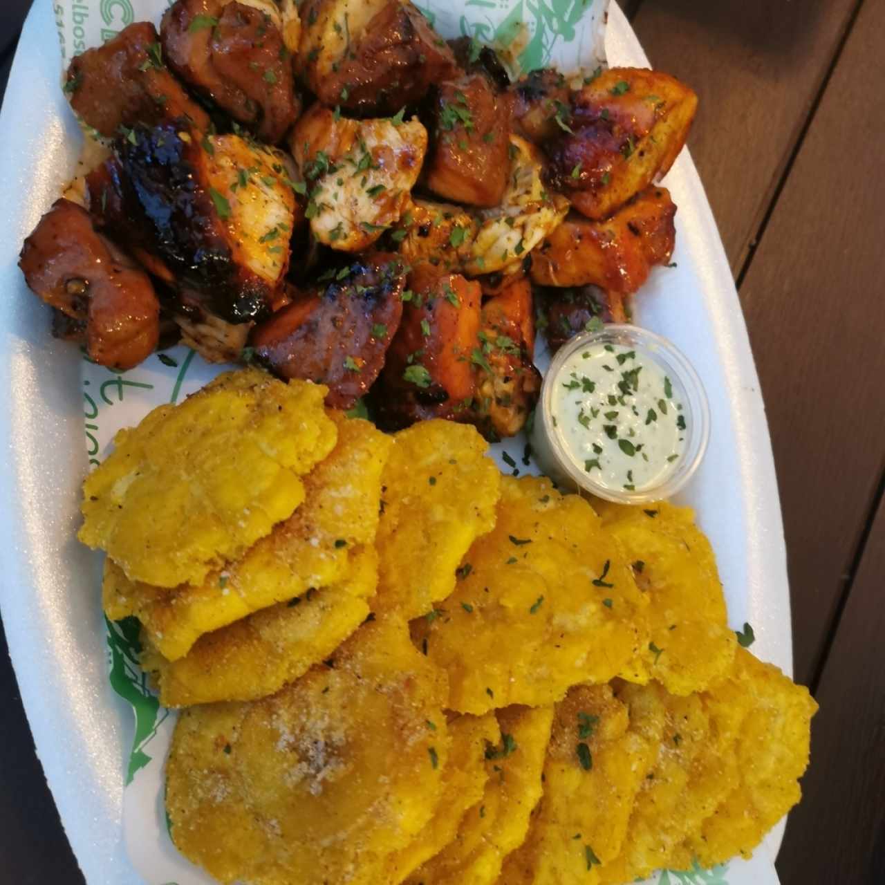 Picada mixta cerdo y pollo con patacones