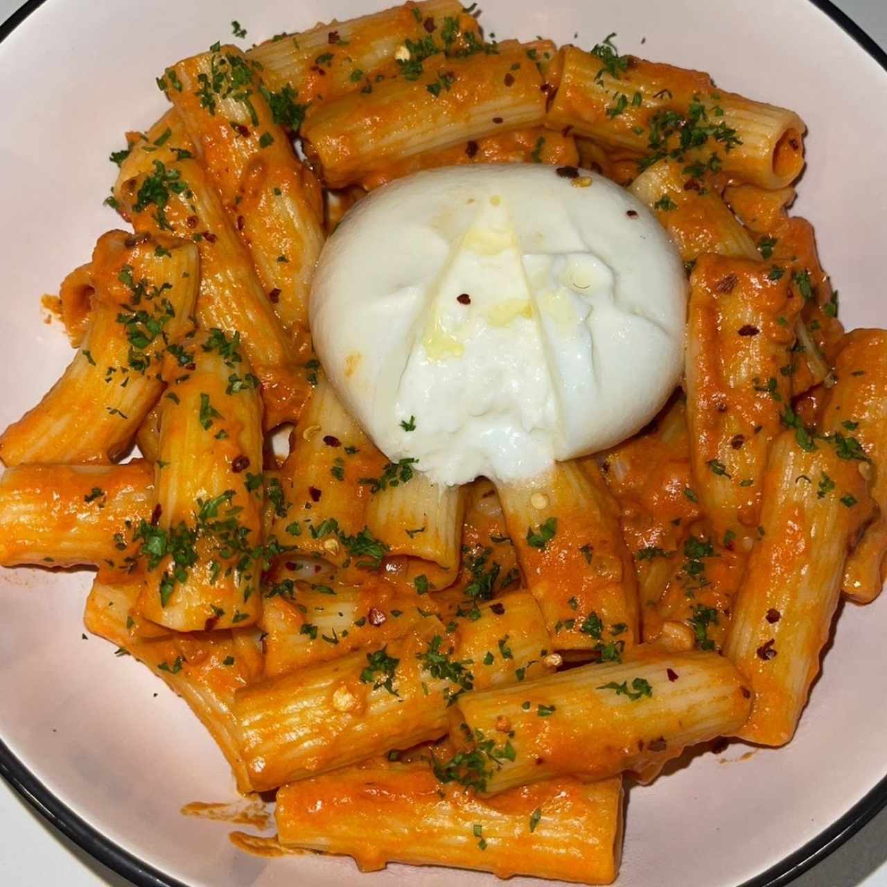 Spicy Vodka rigatoni e Burrata