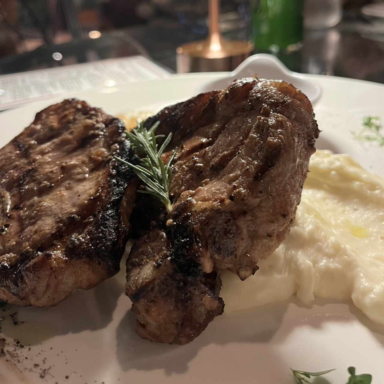 Chuletas de cerdo con puré de papas 