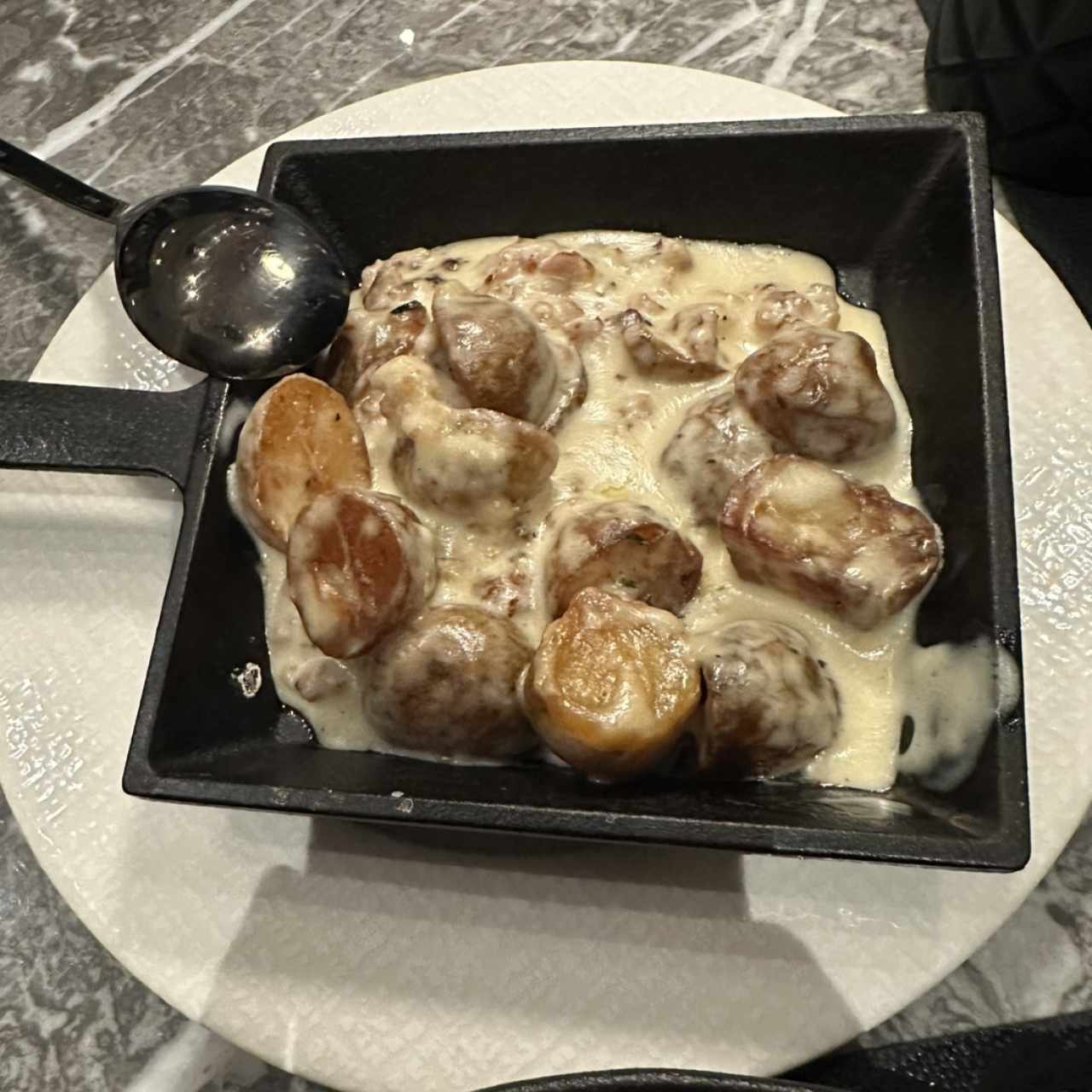PAPINES Y CHORIZO TABLEÑO GRATINADOS CON QUESO GRUYERE