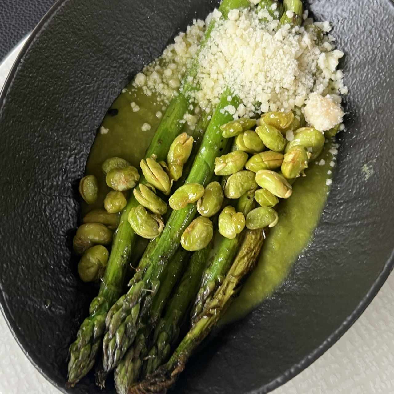 ESPÁRRAGOS CON EDAMAME CRUJIENTE Y QUESO PARMESANO