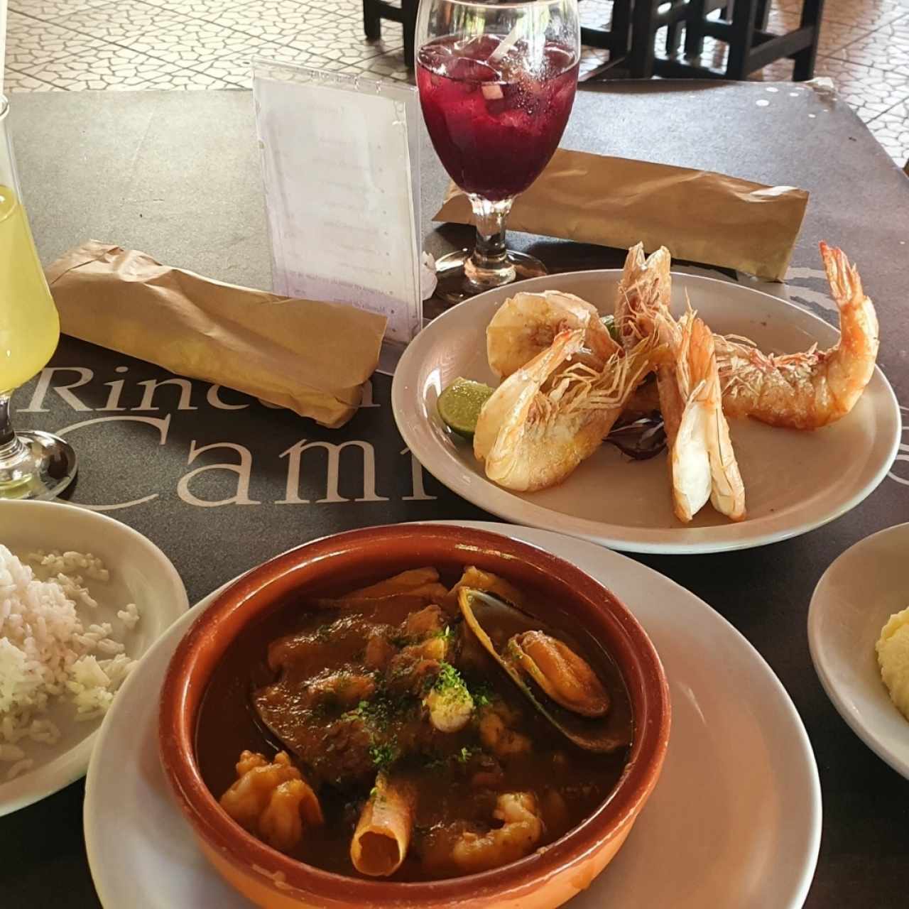 Langostinos a ña sal y cazuela de mariscos