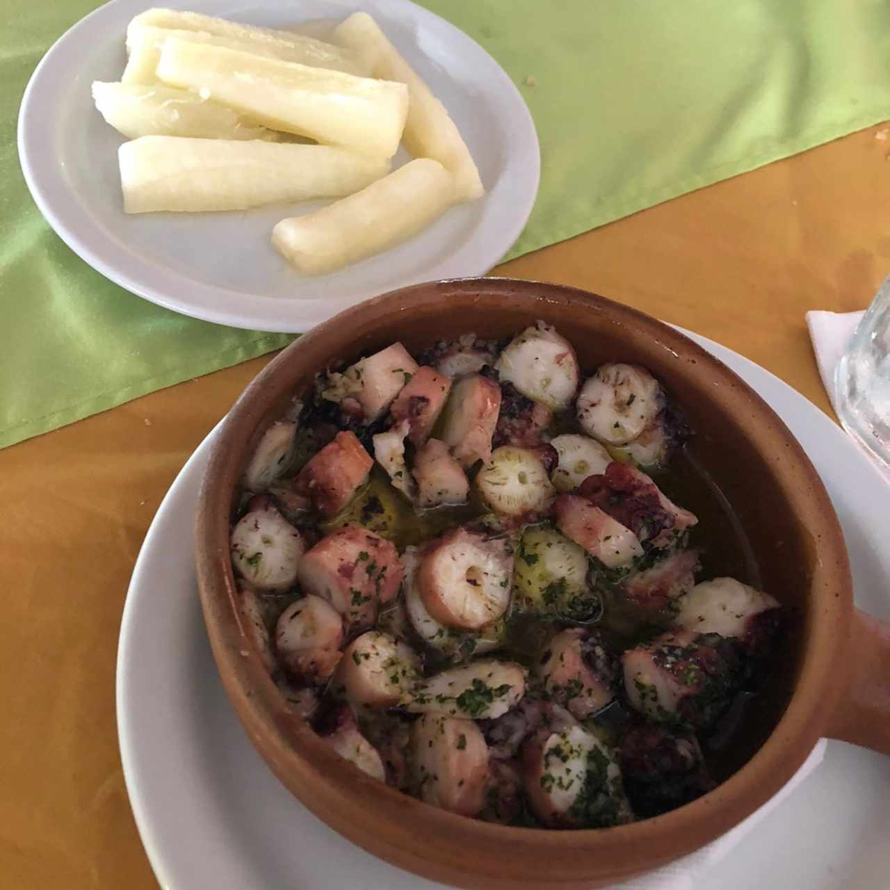 pulpo al ajillo con yuca