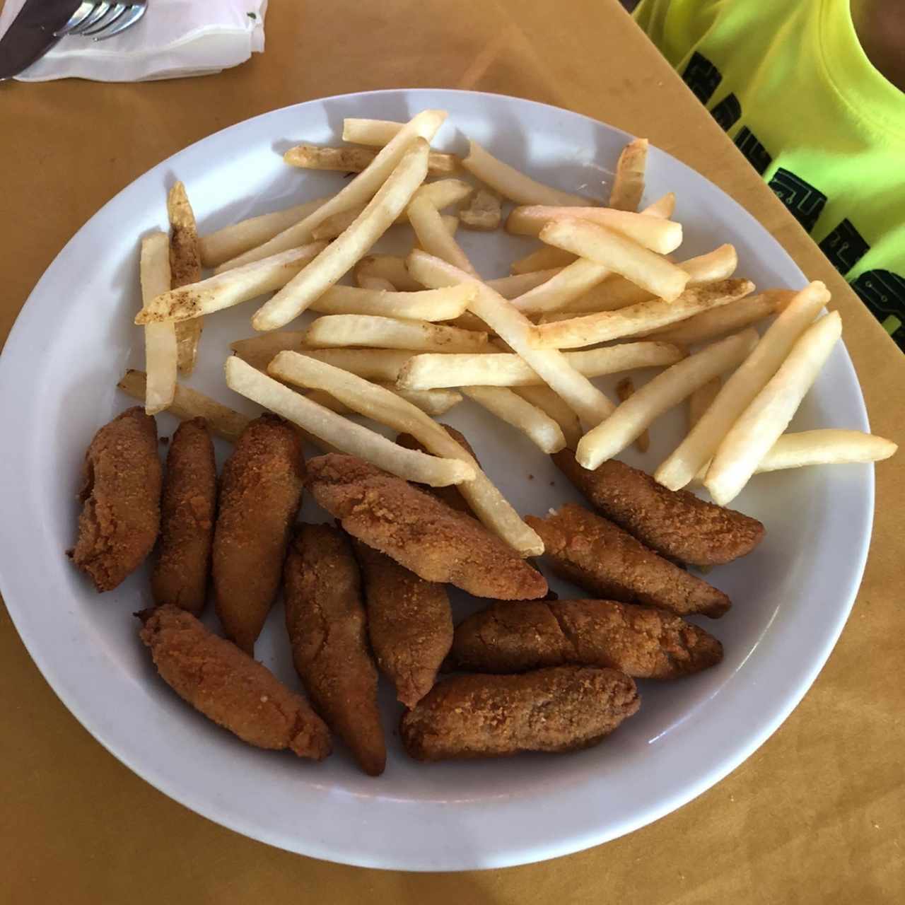 deditos de pescado con papas para niños