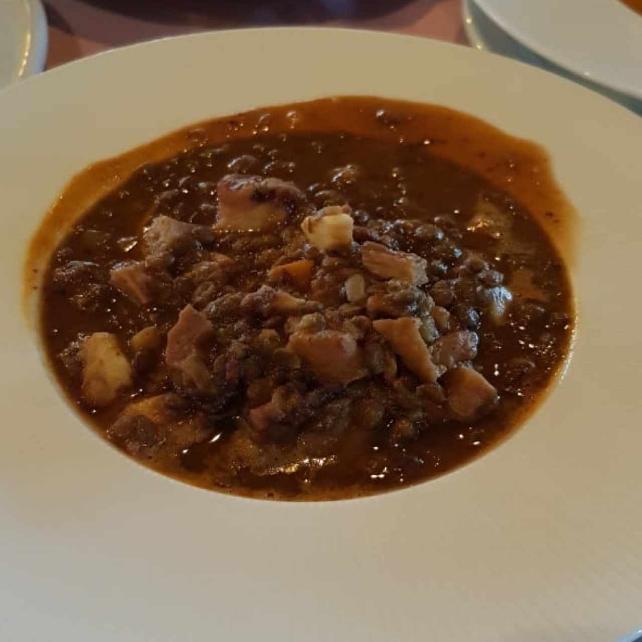 Sopa de lentejas y pulpo