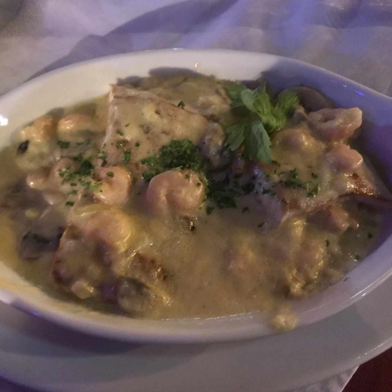 Filete de dorado en salsa de camarones