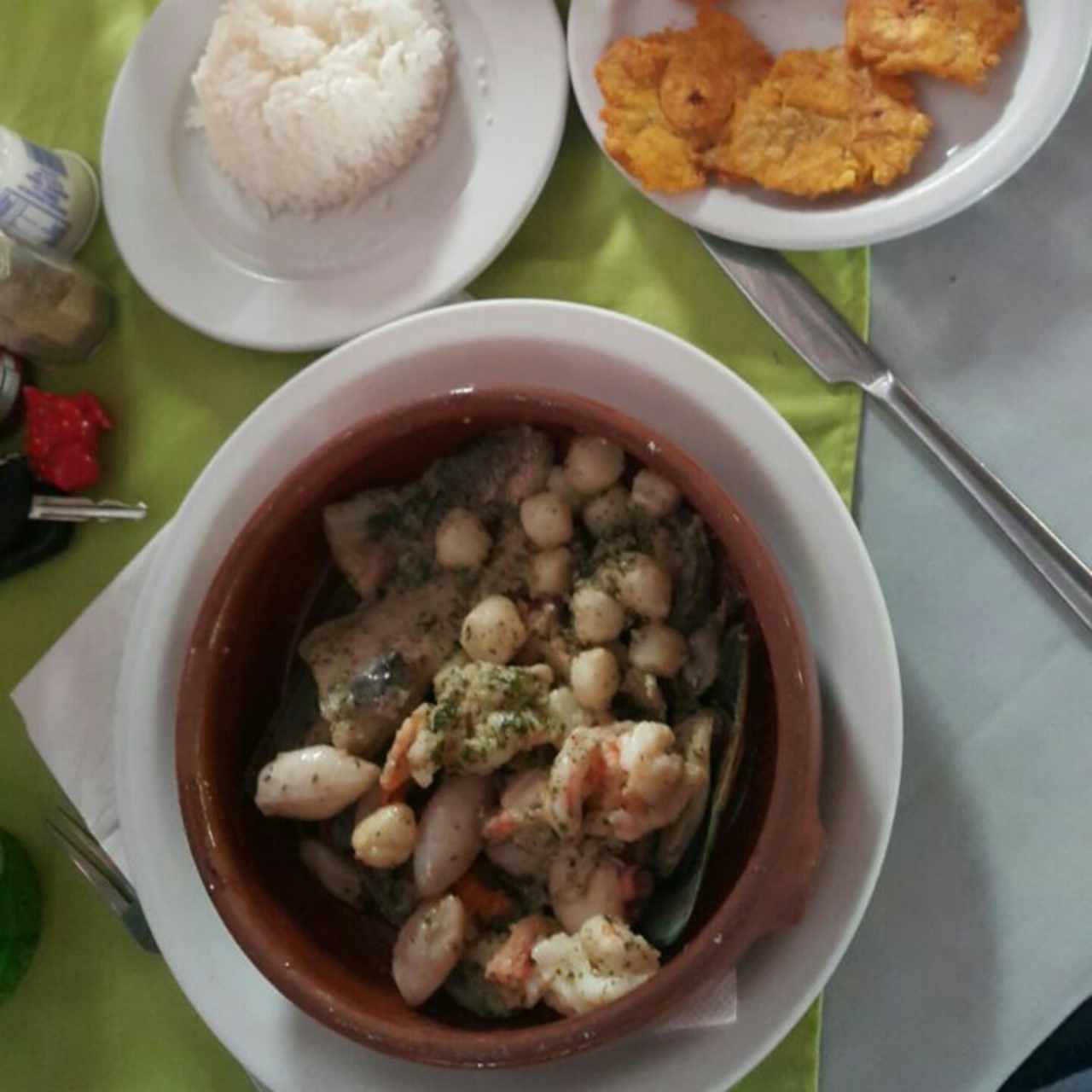 Picada de mariscos al ajillo