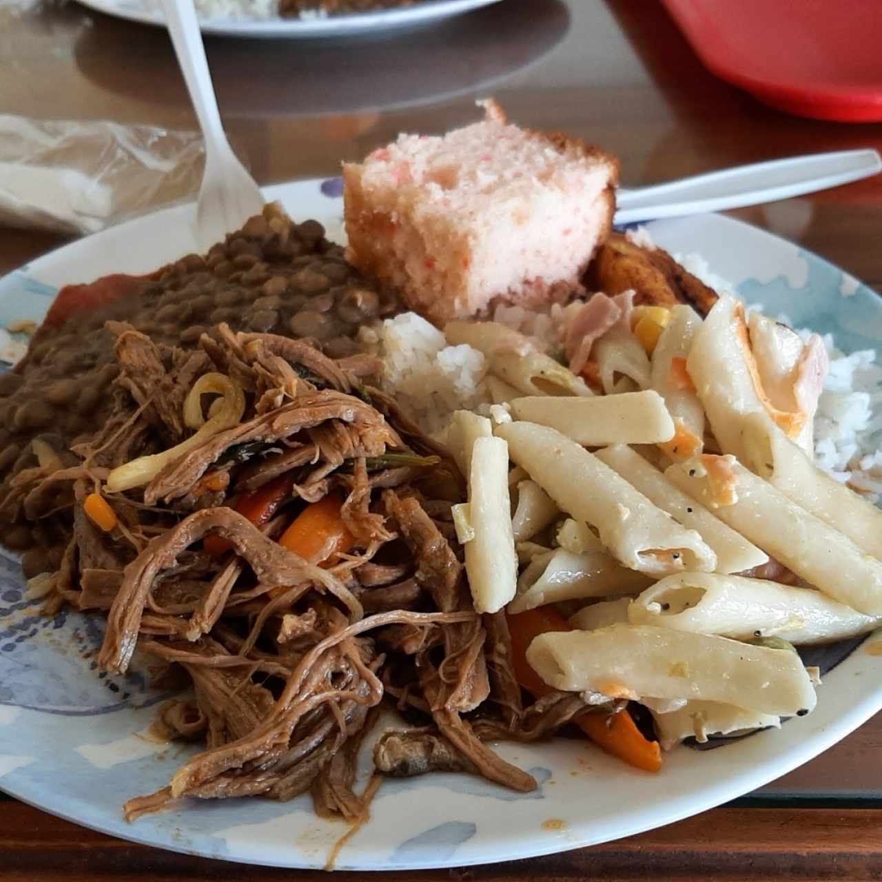 Arroz con lentejas, ropa vieja, tajada ensalada de pasta y bizcocho de cereza.