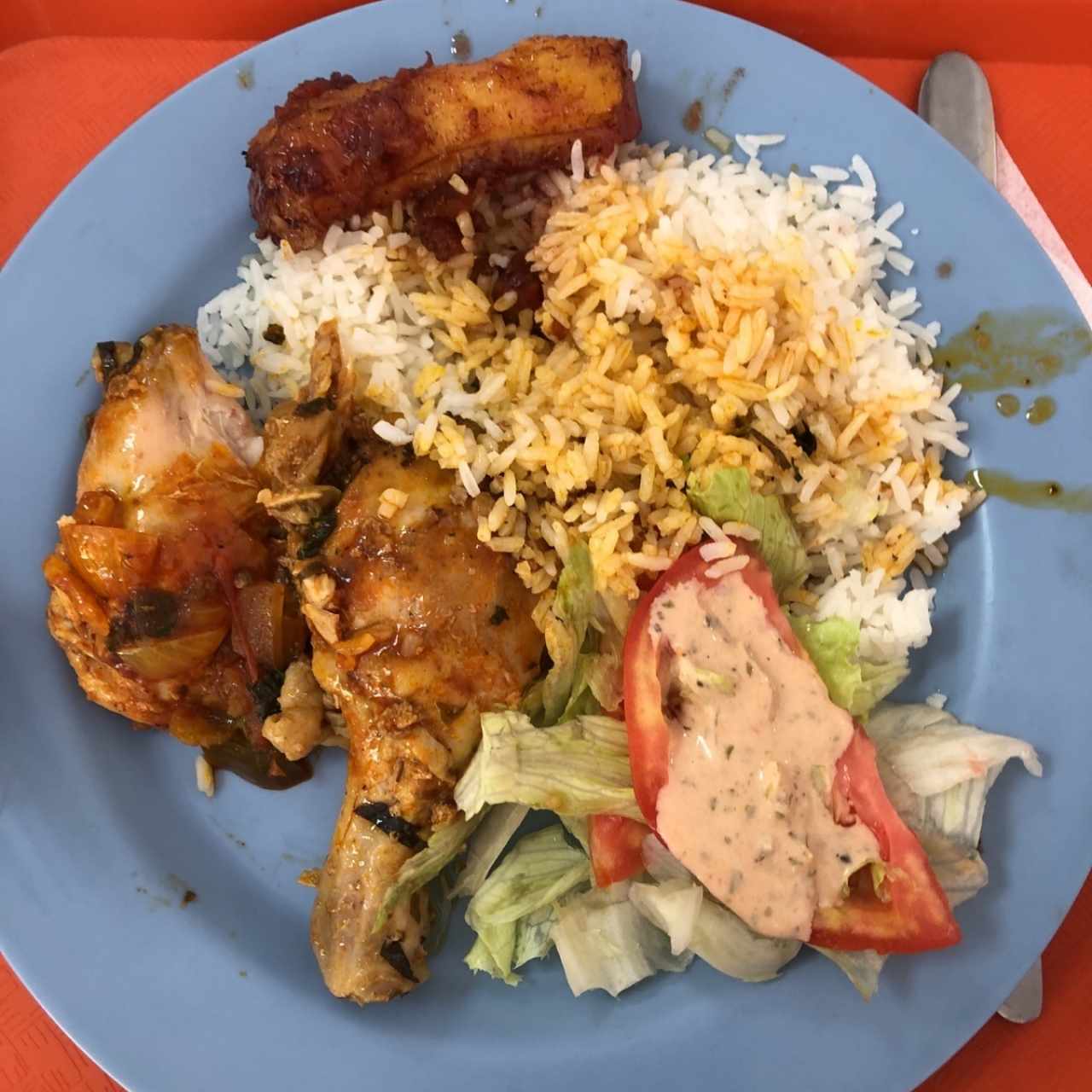 Comida con pollo guizado 