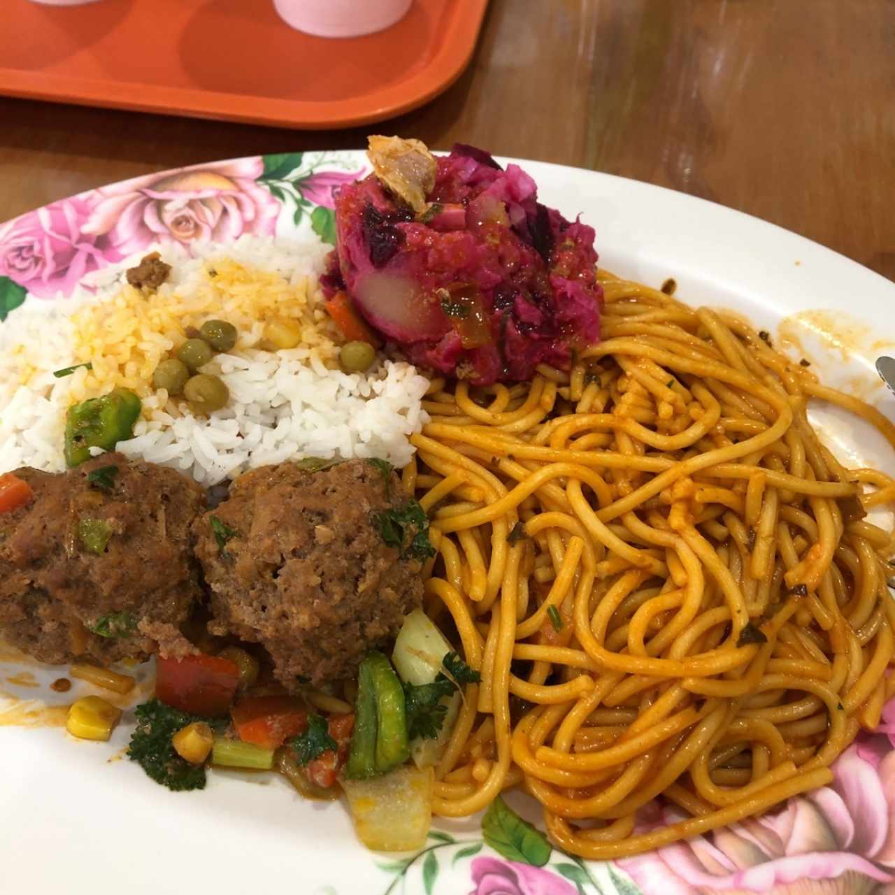 Macarrones con bolita de carne 