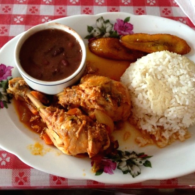 Pollo Guisado con Arroz