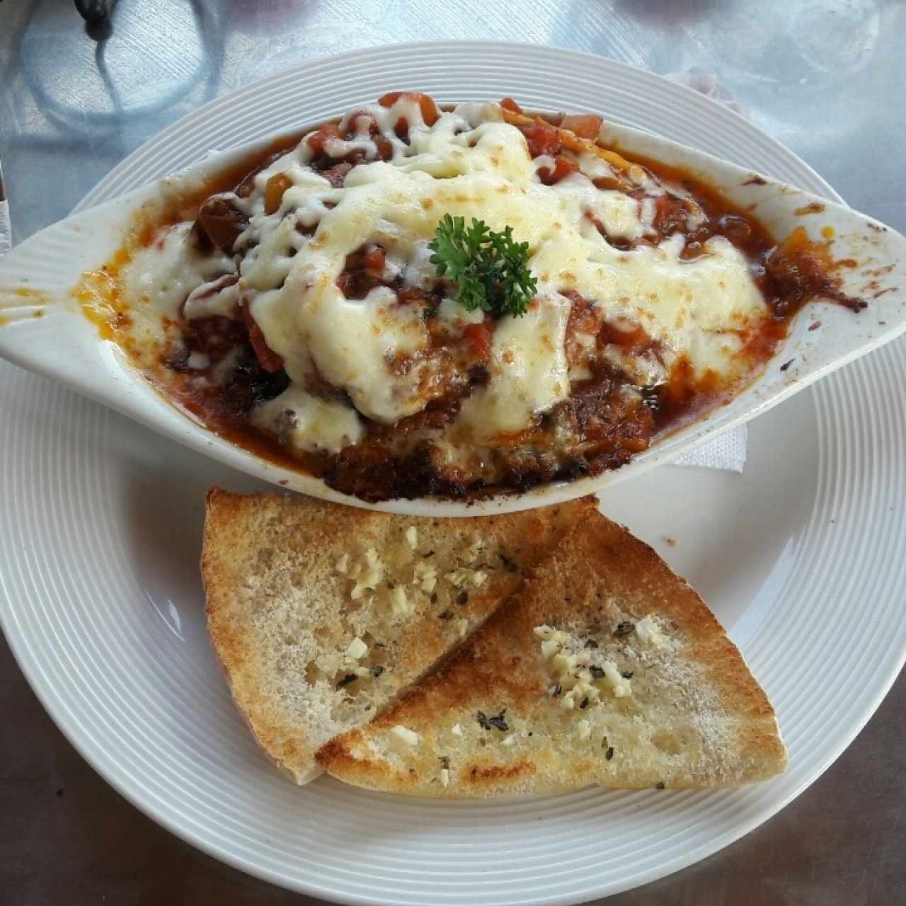 lasagna de bolognesa en salsa roja