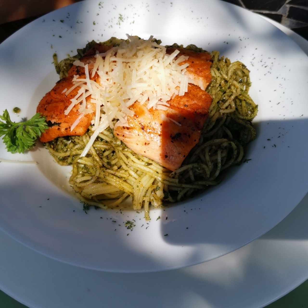 Spaghetti al pesto con Salmón a 14 grados Celcius