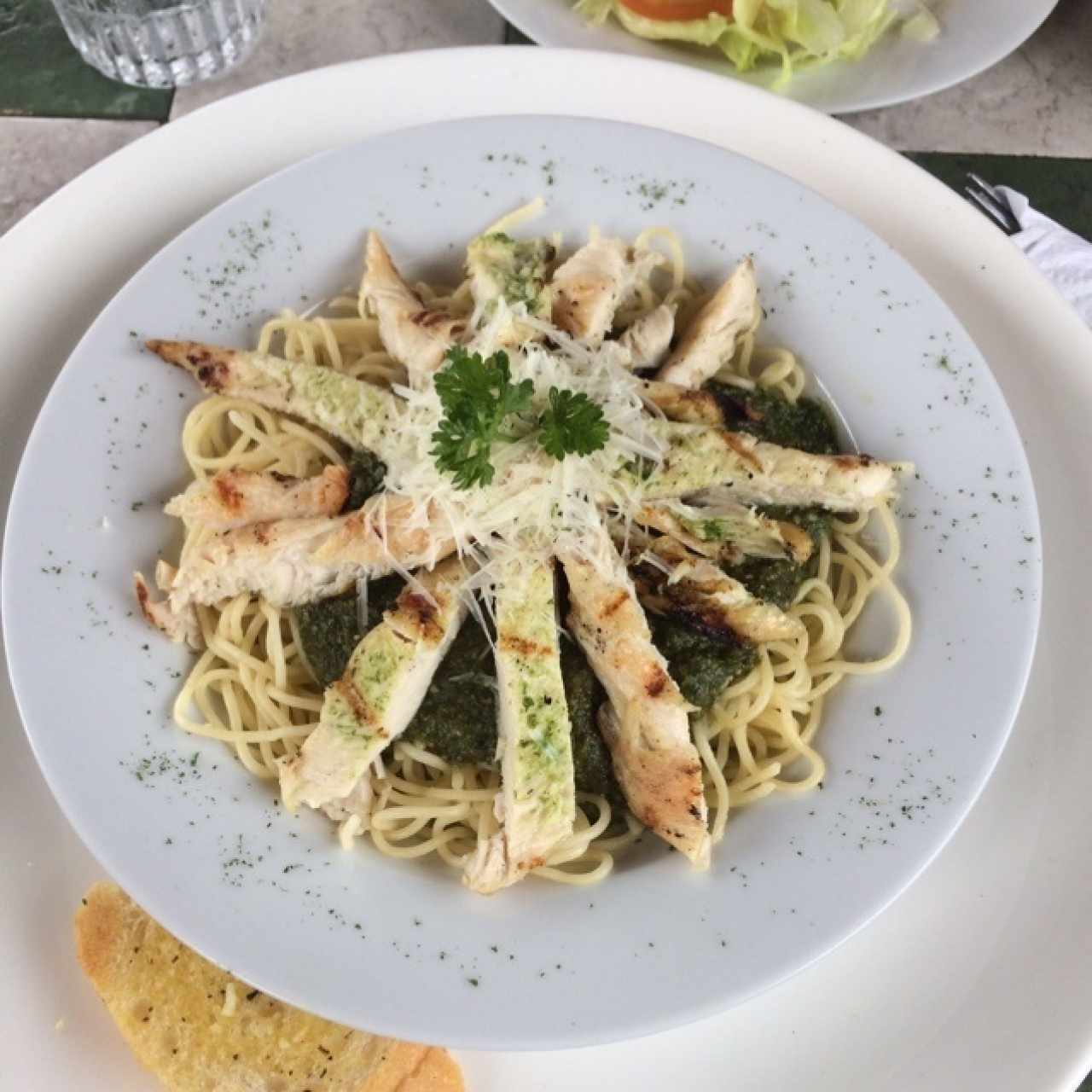 spaghetti de pollo con salsa pesto 