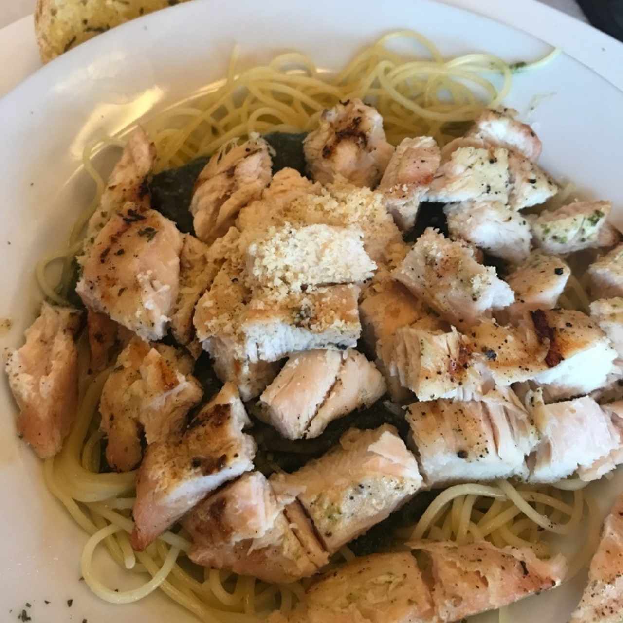 Pasta con pollo y pesto