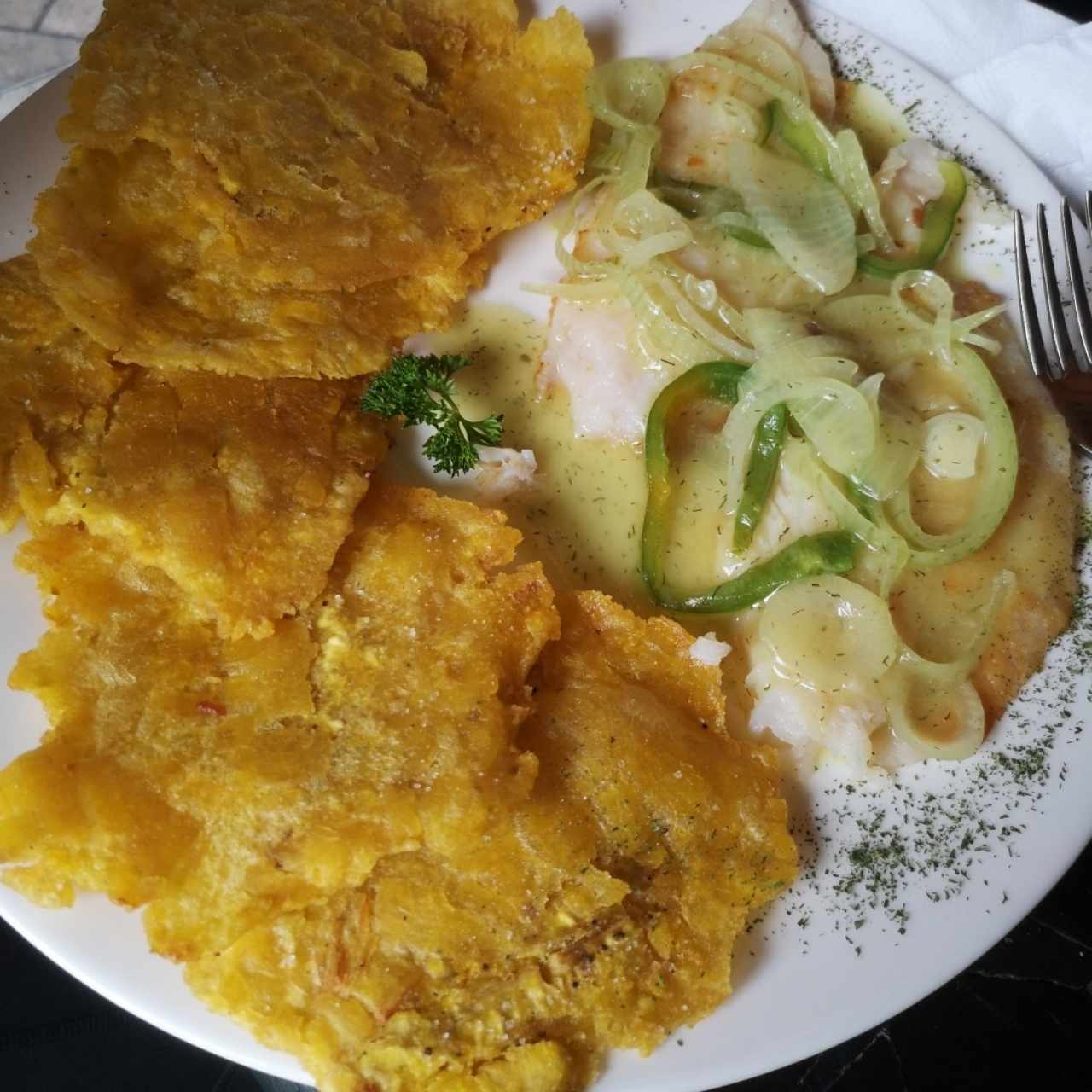 Pescado al ajillo con patacones 