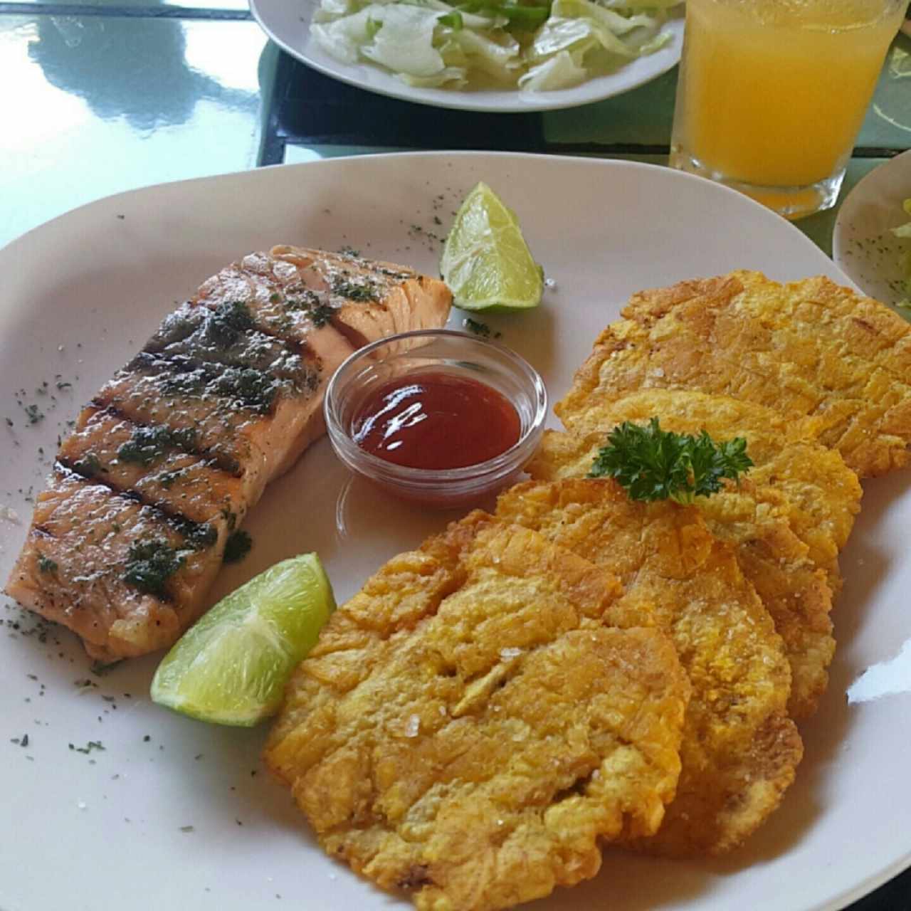 Salmón a la plancha con patacones