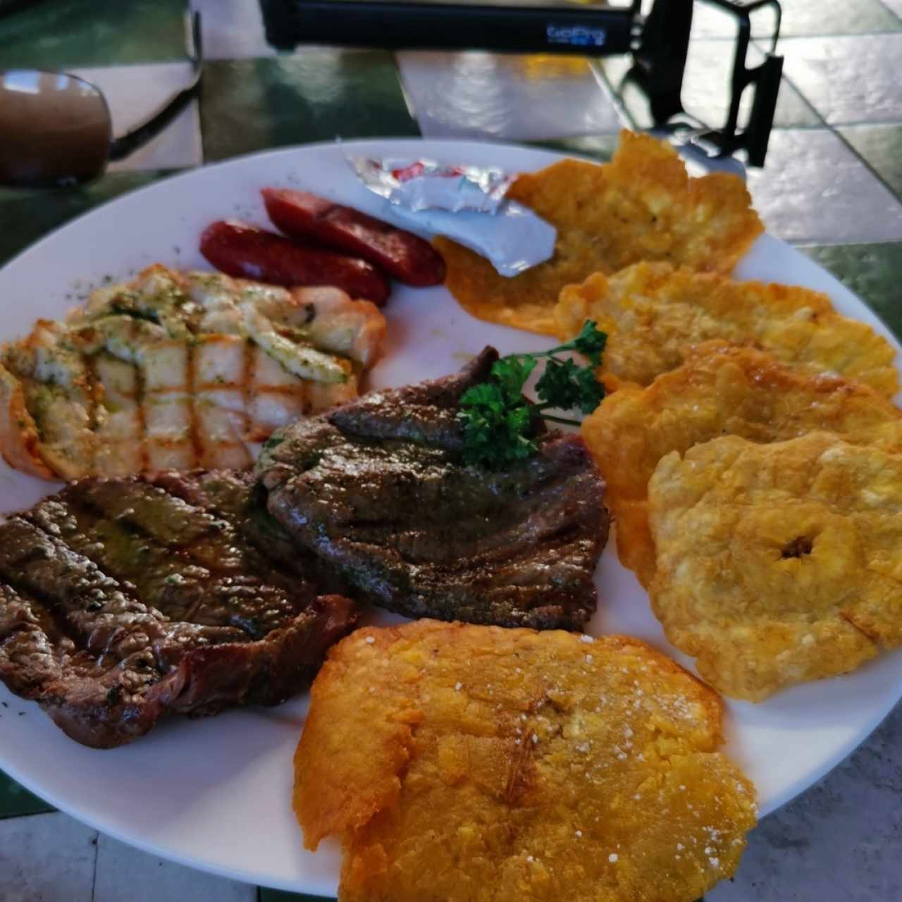 parrillada mixta con patacones