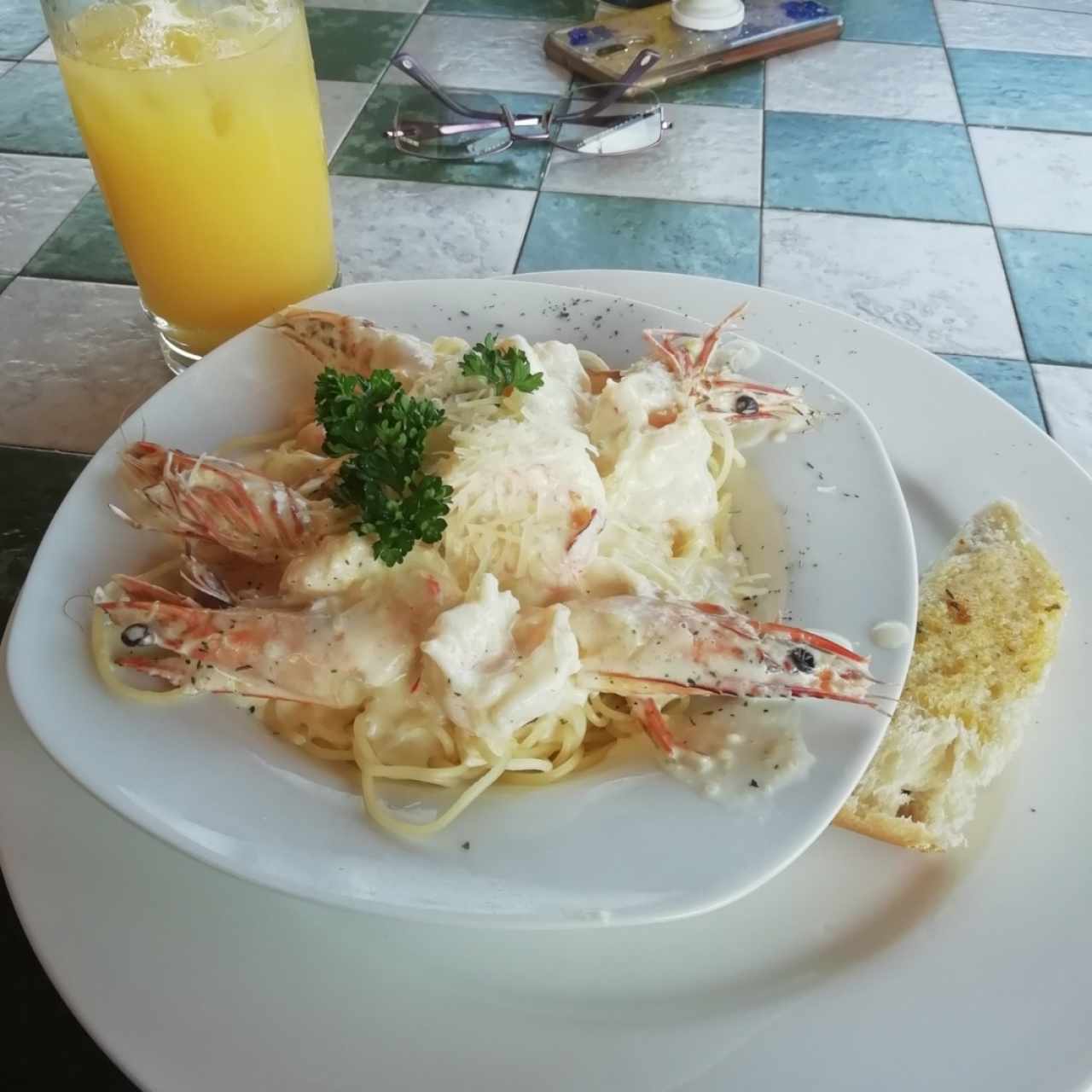 spaghetti de langostinos con salsa blanca