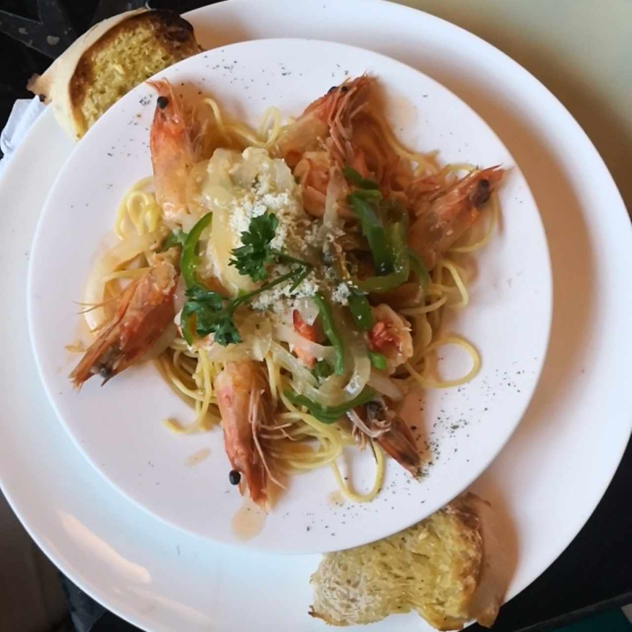 Spaghetti con langostinos al ajillo