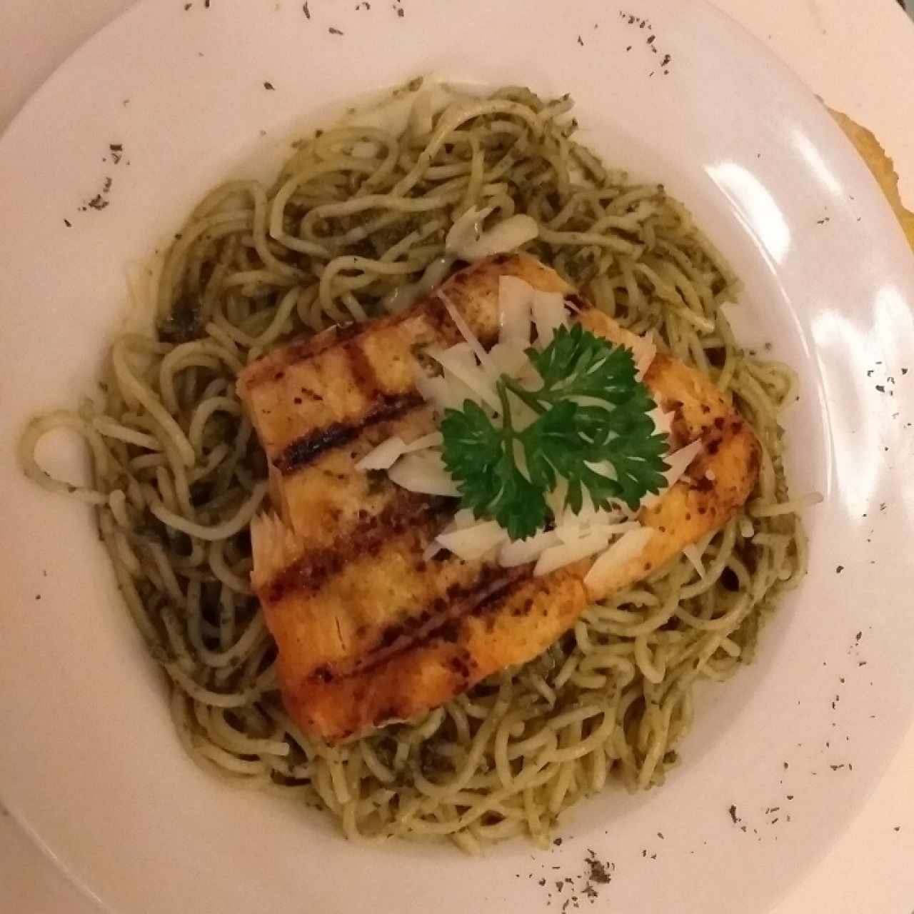 Spaghetti al pesto con Salmon