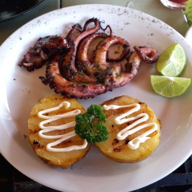 Pulpo asado al carbón