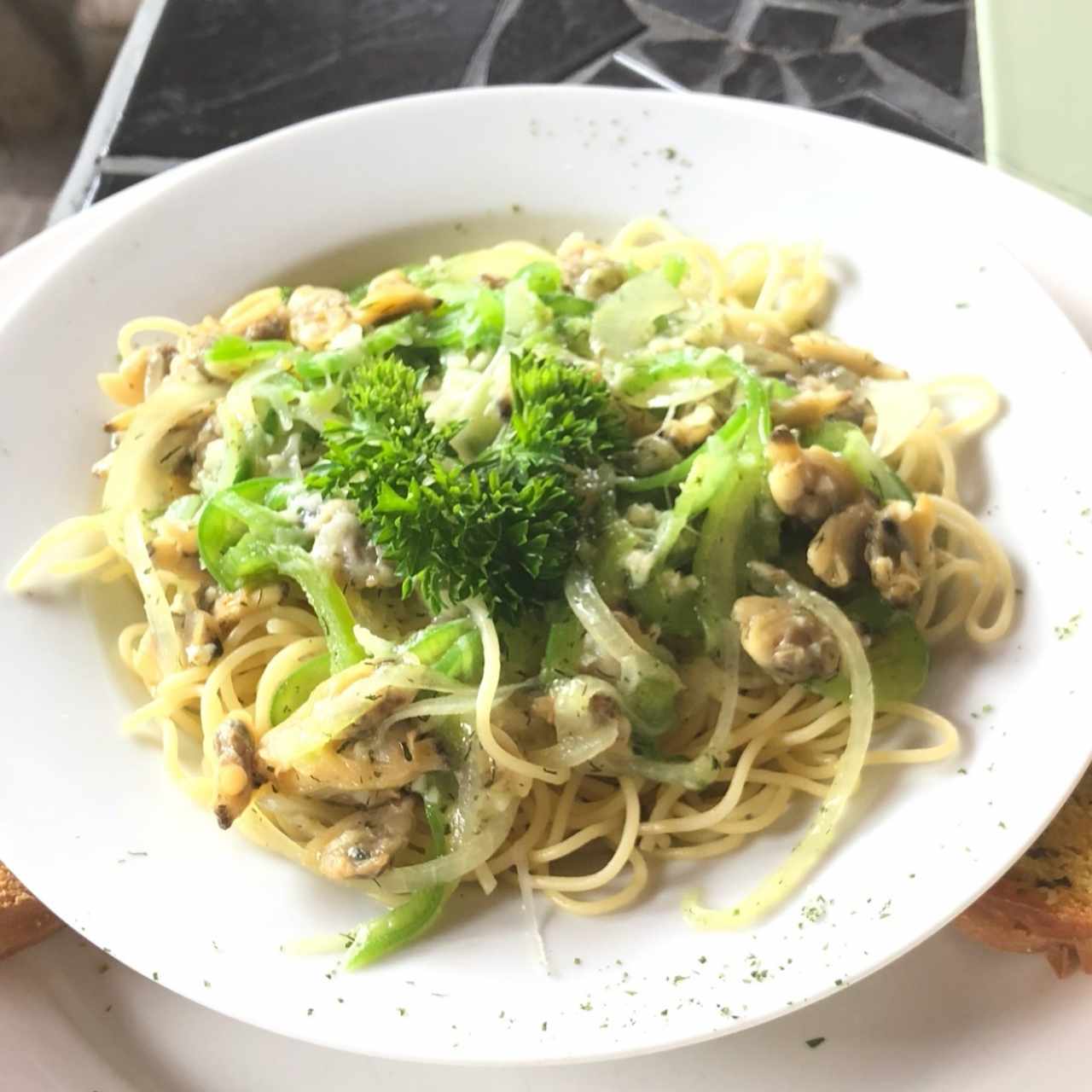 Spaguettis con almejas al ajillo. 😋