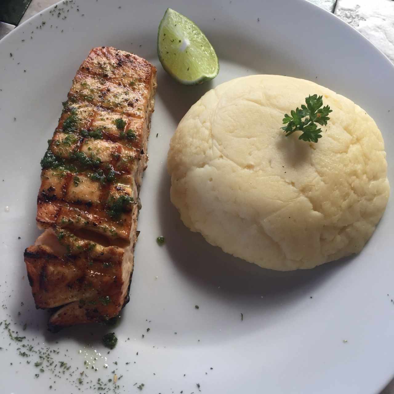 Salmón a la parrilla con puré