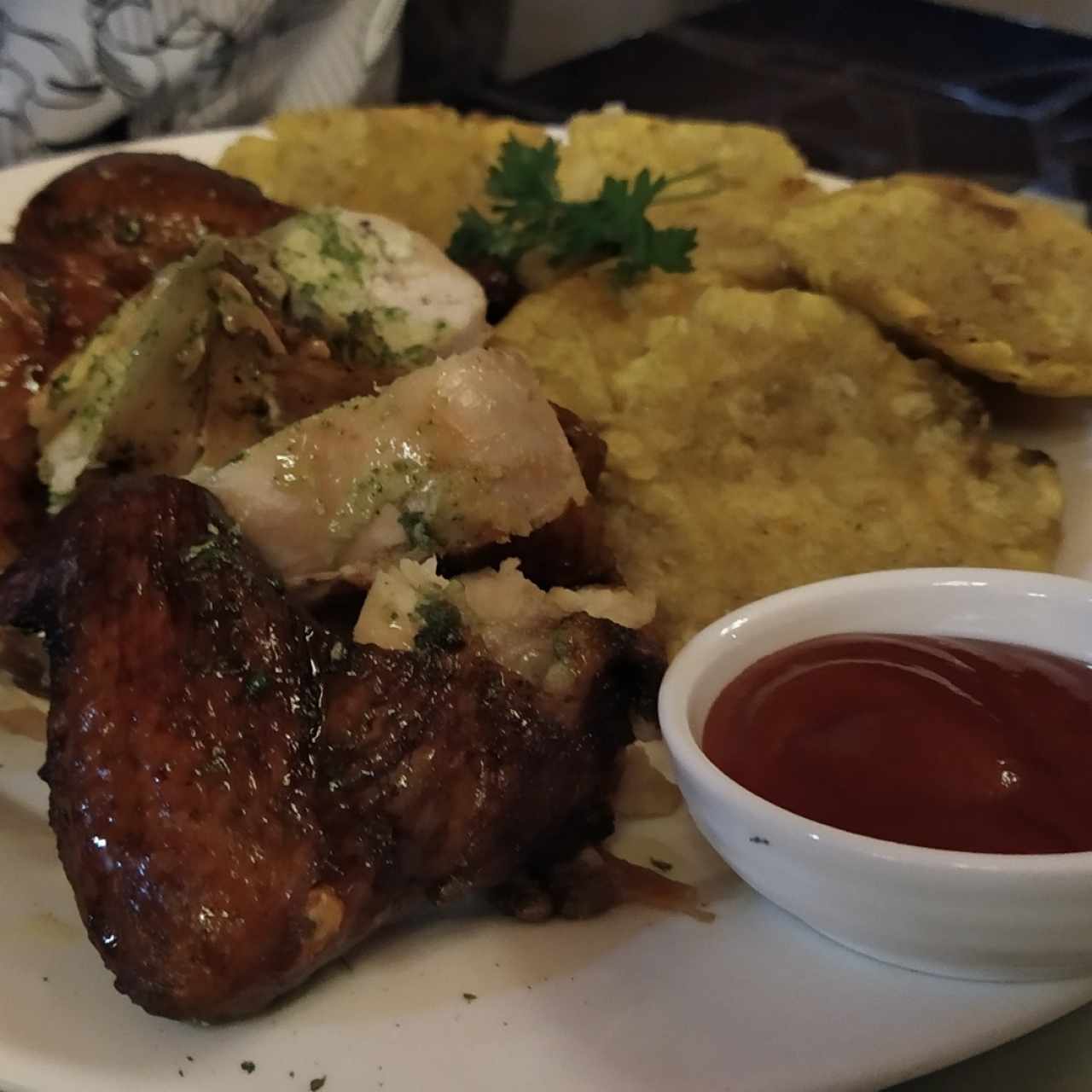 Medio pollo asado con patacones y ensalada.