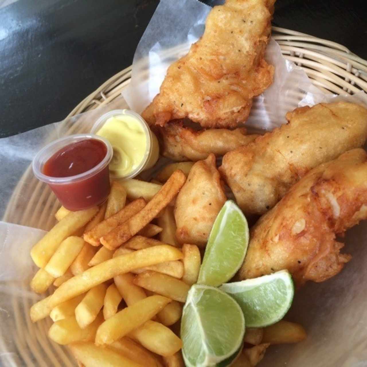 Filetes de pescado con papitas fritas