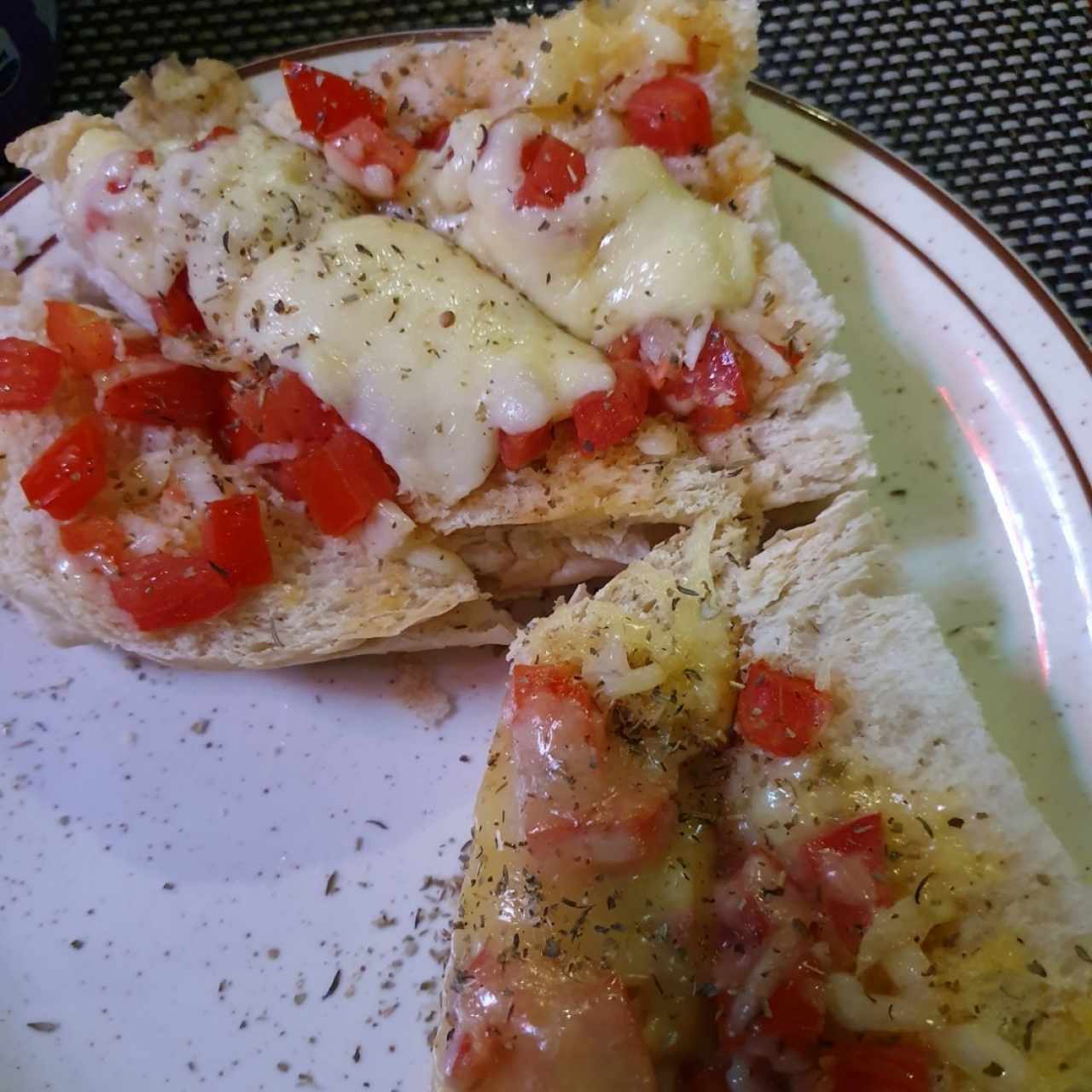 pan, queso y tomate