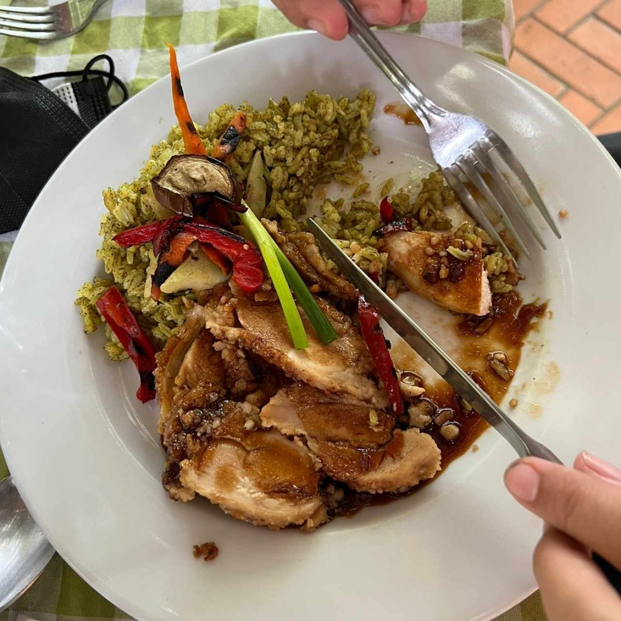 Pechuga de pollo con pepita de marañón, arroz verde y salsa de tamarindo