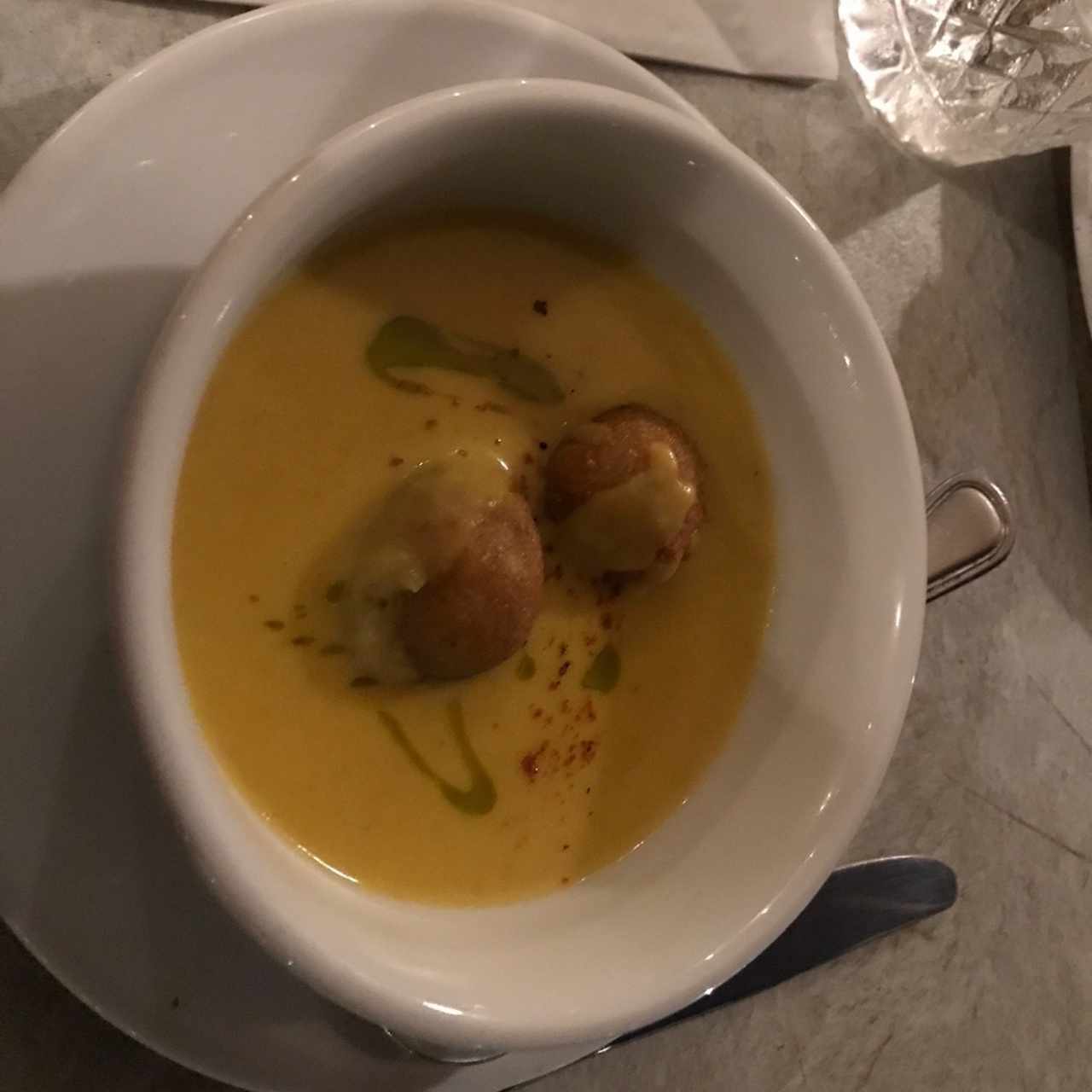 Crema de vegetales con croquetas de yuca rellenas de queso