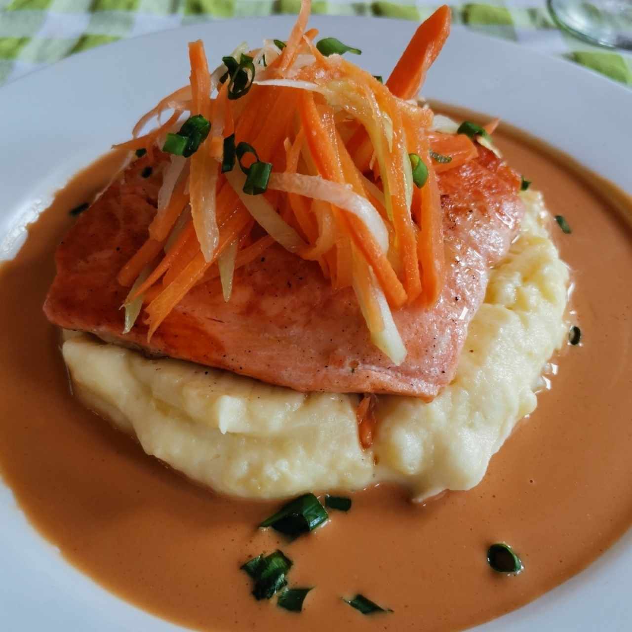 Salmón en mantequilla de soya, zanahoria y puerro