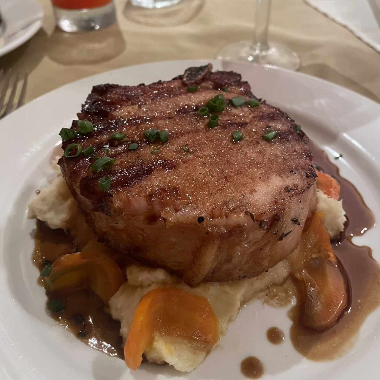 Chuleta de cerdo ahumada a la grilla con miel de caña dulce y puré de ñame