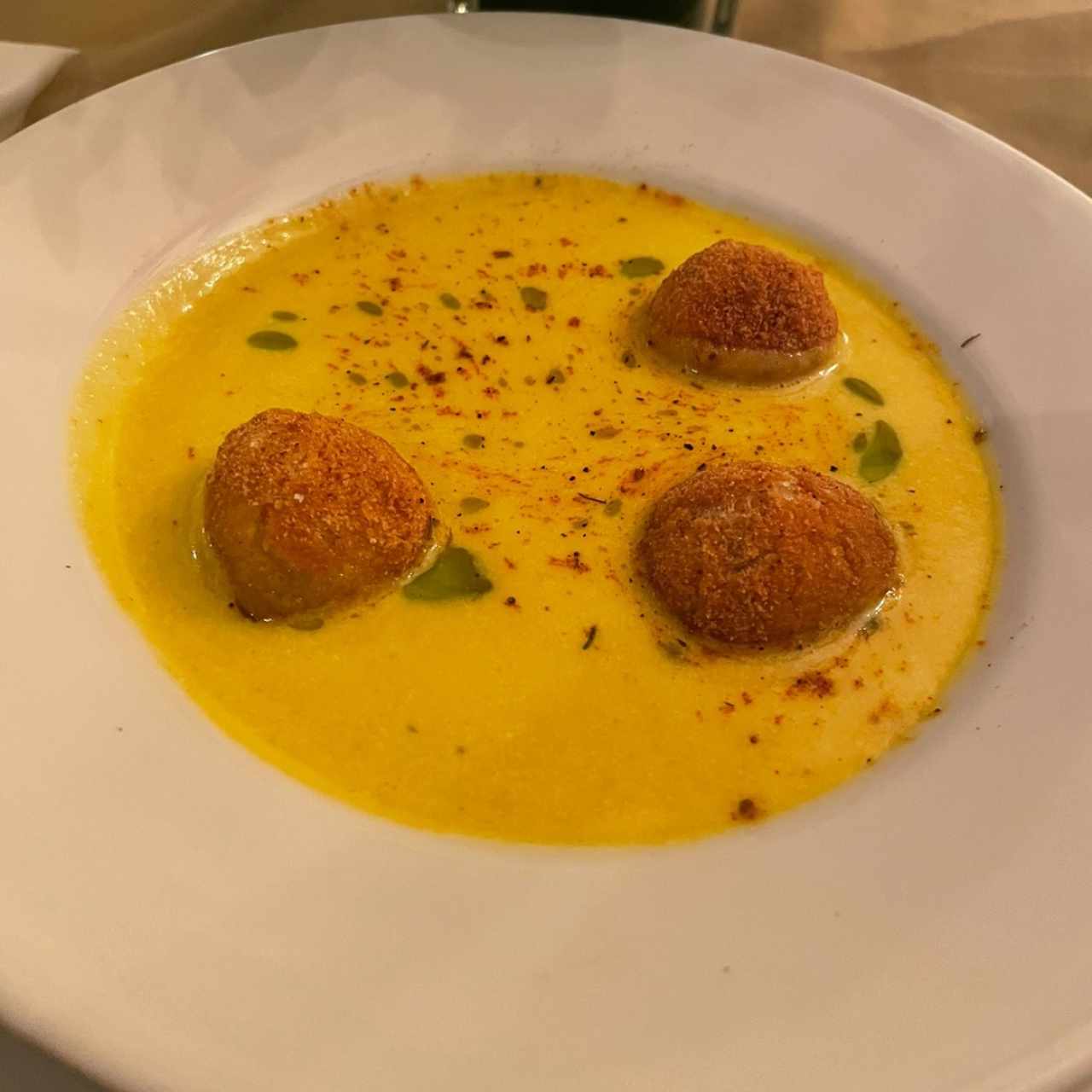 Crema de vegetales con croquetas de yuca rellenas de queso