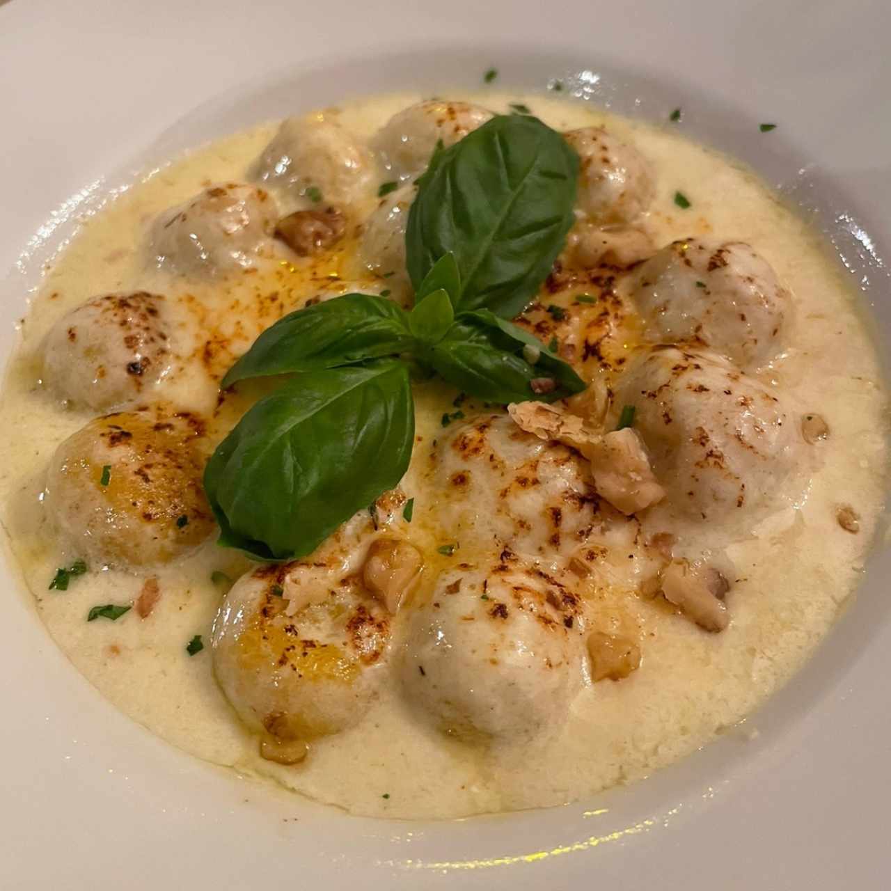 Ñoquis de zapallo con crema de queso de cabra , tomillo fresco y nueces molidas